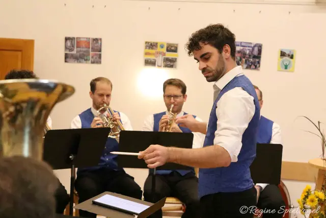 Jokobus Weichinger dirigierte das Ensemble Bella Brass zur Fanfare "Air Force One", "Out of Africa" und "Bella Ciao".