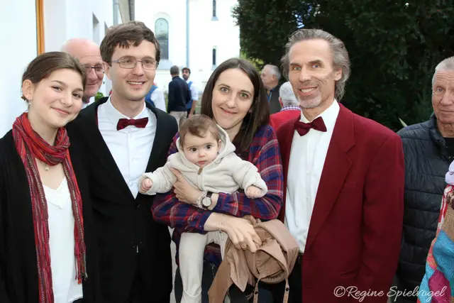 Amelie Imre, William Kaminger, Vera Karner mit Baby Frieda und Kapellmeister Wolfgang Jakesch. Jakesch freute sich über den Besuch von Vera Karner. Sie startete ihre musikalische Laufbahn im Musikverein Tullnerbach. Ihre Leidenschaft für die Musik hat sie nach Osnarbrück verschlagen, dort hat Vera Karner ein Engagement als Soloklarinettistin im Osnarbückner Symphonieorchester. Die Babypause verbringt sie aber in Wolfsgraben, meinte die Profimusikerin.