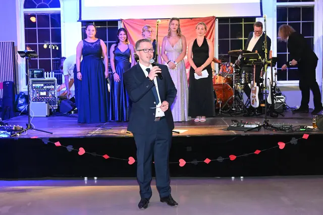 Schulleiter Mag. Stefan Plasser eröffnete den Maturaball der HLW Braunau | Foto: Bettina Seidl