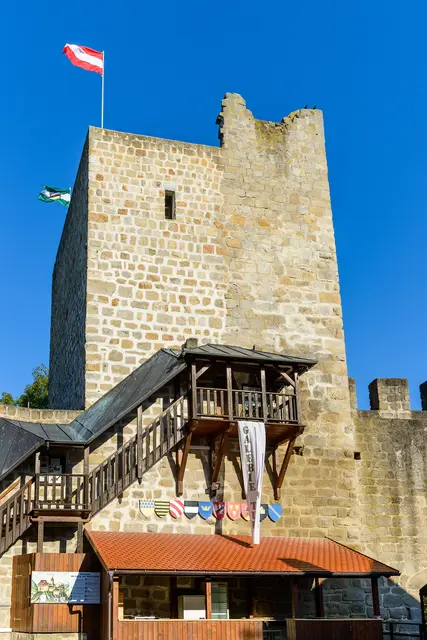 Am Sonntag ab 13 Uhr besteht die letzte Möglichkeit die Galerie im Turm der Burgruine Windegg zu besuchen.