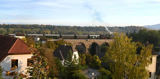 Das imposante Schienenfahrzeug aus dem Jahr 1920 dampfte auf dem Viadukt, ein Wahrzeichen von Emmerdorf, das 1908 fertiggestellt wurde. Der Viadukt erstreckt sich mit acht Bögen über den Taleinschnitt von Emmersdorf und diente als Bahnstrecke für die Donauuferbahn von Krems nach Grein. | Foto: Gerlinde Siebenhandl