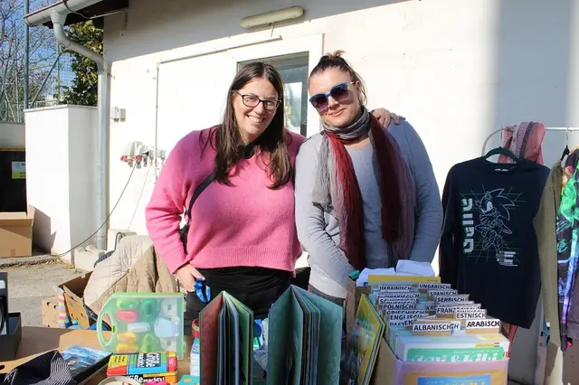 Anna und Maria betreuten den Flohmarkt
