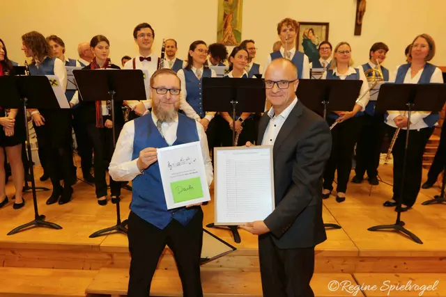 Dieses Konzert konnte mit einer Uraufführung aufwarten. Markus Embacher schrieb für Wolfsgraben einen Marsch "Unser schönes Wolfsgraben". Zum ersten Mal gespielt und das Publikum war begeistert. Gerne nahm Bürgermeister Christian Lautner die Partitur für die Gemeinde Wolfsgraben entgegen. Als Dankeschön gab es für den Komponisten und seine Familie einen Gutschein für das Haus der Musik. 