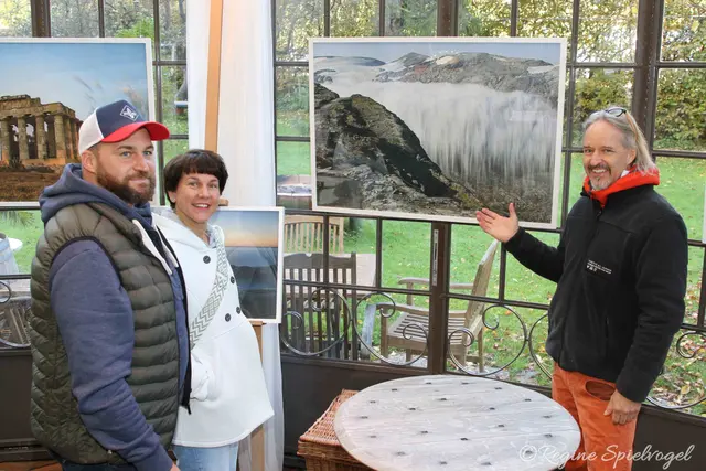 Stefan Dick und Karin Krawczynski staunten über die "zeitbewegten Aufnahmen" von Michael Fennes.