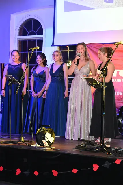 Das Ballkomitee des HLW-Balls begrüßt die Gäste (v.li.): Luisa Auer, Melina Reichegger, Lara Hofbauer, Vanessa Buchmayr und Valentina Mörtl | Foto: Bettina Seidl