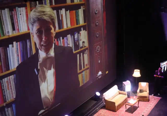 "Bundespräsidentin Dominika Meindl" erklärte via Videobotschaft die poetry slam Regeln | Foto: Tatschl