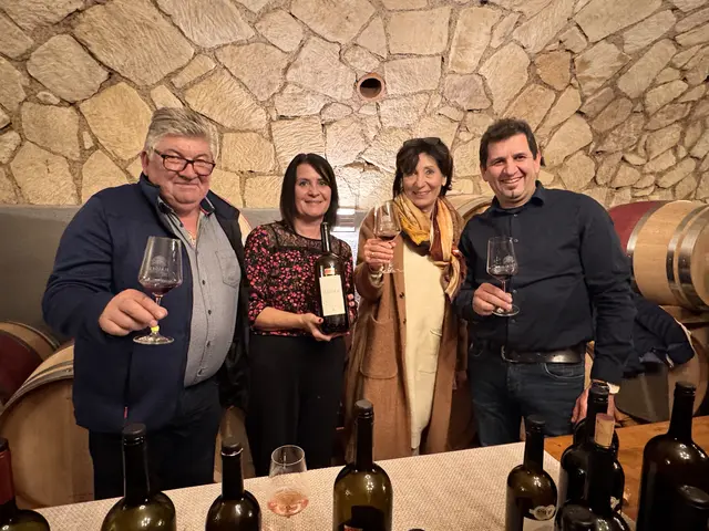 "15 Jahre Malbec" konnten am Samstag am Familienweingut Haider verkostet werden. Der Reinerlös geht an den Behindertenförderverein in Neusiedl: Heinrich, Elke und Thomas Haider mit Obfrau Roswitha Kneblreiter  | Foto: Andrea Glatzer