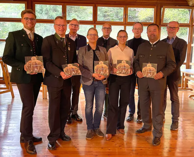 Im Freilichtmuseum Stübing präsentierte das Team der Volkskultur Steiermark rund um Geschäftsführer Simon Koiner-Graupp und Brauchtumsexpertin Eva Heizmann gemeinsam mit Autorinnen und Autoren sowie politischen Vertretern das Journal „Bräuche &amp; Traditionen“. | Foto: Gsöll