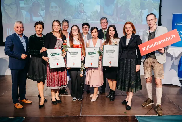 Hofheldinnen in der Kategoroie Auszeichnung mit ihren Gratulanten Kammerobmann der Südoststeiermark Franz Uller, Präsident Andreas Steinegger Vizepräsidentin Maria Pein, Agrarlandesrätin Simone Schmiedtbauer und Oliver Kröpfl, Vorstand Steiermärkische  | Foto: LK/Nadja Fuchs
