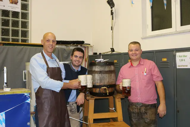 Offiziell eröffnet wurde das Fest mit dem Anstich des Bierfasses durch den Feuerwehrkommandanten Jochen Weiner, Jugend Mitglied Alexander Posch und Jugendobmann Max Steurer. | Foto: Jana Gollacz