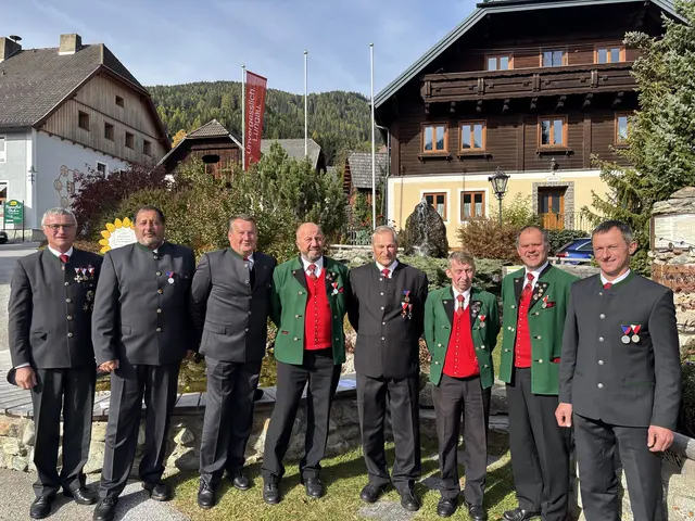 BO Johannes Siebenhofer, Christian Engel, Walter Stolz, Bernhard Schiefer, Josef Taferner, Franz Sagmeister, Markus Jesner und Obmann Michael Laßhofer (v.li): Die Geehrten der Kameradschaft Lessach 2025 | Foto: Kameradschaft Lessach
