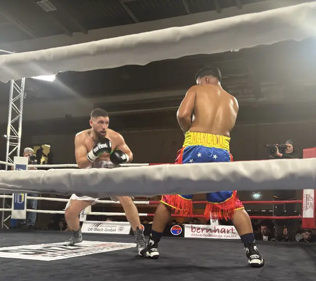 Im Hauptkampf schlägt Lokalmatador Bernardin Jakaj (li.) den Venezulaner Michel Marcano.  | Foto: Wolfgang Ilkerl