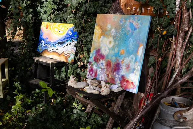 Am 18. und 19. Oktober öffneten zahlreiche Kunstschaffende die Türen zu ihren Ateliers und Werkstätten. Hier ein Blick ins "Grüne Atelier" von Cornelia Felkl-Ederer aus Nodendorf. | Foto: Regina Courtier