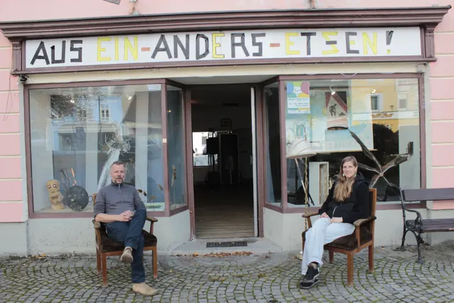  Benedikt Vyplel (li.) vor seiner Galerie | Foto: Walter Kellner