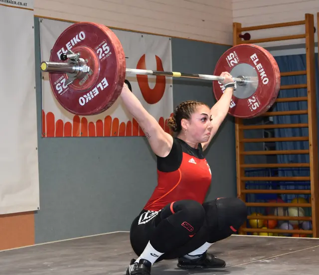 Jessica Stauceanu (Union Lochen) begeisterte das Publikum mit persönlicher Bestleistung im Reißen: 75 kg. | Foto: Conny Högg