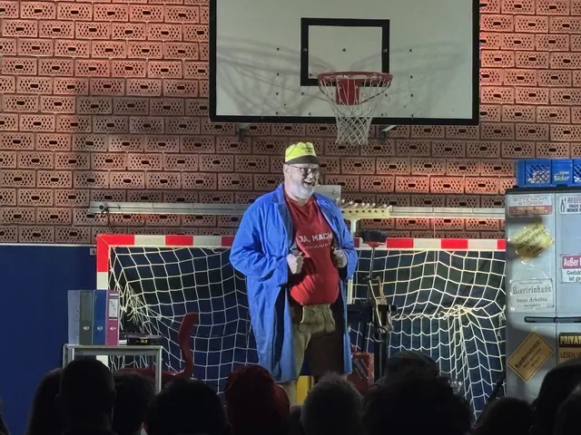 Wolfi der Schulwart, begeistert das Publikum mit seinem grantigen Schulwart-Charme. | Foto: Kendlbacher