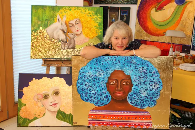 Doris Kapusta mit ihren letzten Werken. Ihr Stil ist bunt und lebensfroh wie sie selbst.