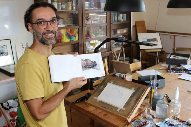 Aus vollen Skizenbüchern kannTamás Kurucsó  aus vielen Inspirationen wählen.