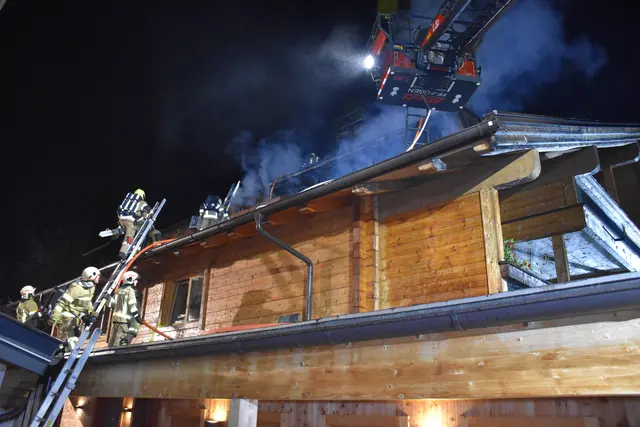 In Uderns kam es bei einem Ferienhaus zu einem Dachstuhlbrand.  | Foto: ZOOM.Tirol