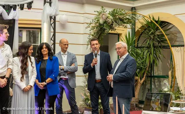 Peter Schenzel - Sekretariat und Standesamt - übernimmt das Wort. | Foto: www.cine-motion.at / Ivanek