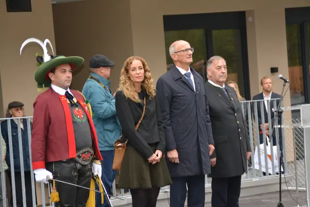 LR Eva Pawlata, LH Toni Mattle und Bgm. Herbert Kröll bei der Schlüsselübergabe im Haus im Leben. | Foto: Perktold
