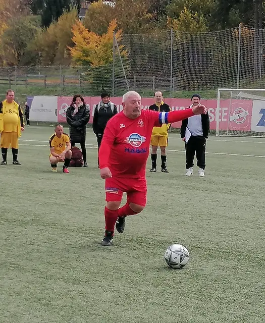 Kapitän Helmut Peirleitner beim Sieben-Meter-Schießen. | Foto: Sabine Kukla
