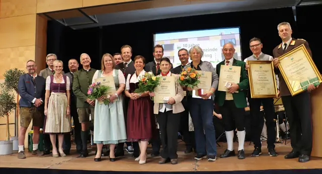 Bgm. Waltraud Walch (Bildmitte) zeichnete mit LR Karlheinz Kornhäusl, LAbg. Markus Konrad und BH Andreas Weitlaner ehemalige Gemeinderäte aus 2015 bis 2025 mit Ehrenzeichen und Urkunden aus. Geehrt wurden Astrid Wirth, Willibald Leitl, Maria Graf, Monika Speiser, Josef Kainz, Andreas Kappel und Christian Rainer. Mit Applaus gewürdigt wurde auch NAbg. und Bgm. a.D. von Zwaring-Pöls Ernst Gödl, der wegen einer Auslandsreise an der Teilnahme der Jubiläumsveranstaltung verhindert war.  | Foto: Edith Ertl