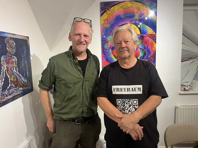 Der britische Künstler Noel James Paine und Gerald Frey | Foto: Franziska Führer