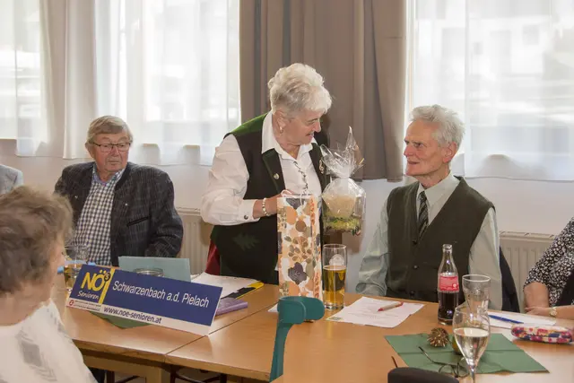 Dank und Anerkennung an den bisherigen Obfrau-Stellvertreter Karl Muhr für seine bisherige langjährige Tätigkeit als Obfrau-Stellvertreter.