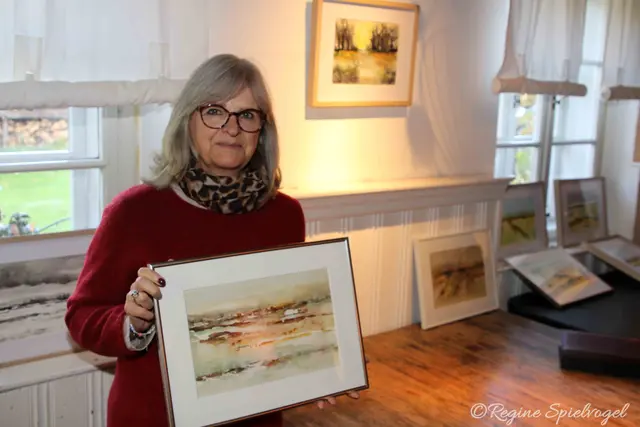  Einige Jahre schon machen die Bilder in Acryl von Barbara Katzenschlager die Wände der Villa Kunterbunt im wahrsten Sinne des Wortes bunter. Zu den Tagen des offenen Ateliers brachte die Künstlerin ihre aktuellen Arbeiten in Aquarell mit. Impressionen in sanften Farben, passend zur Jahreszeit Herbst und Winter.