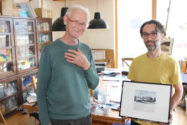 Nachbar Peter Santner fand Gefallen an den Aquarellen mit Urlaubsfeeling von Tamás Kurucsó.