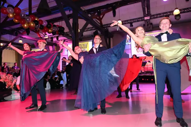 Die Tänzerinnen und Tänzer bei der Eröffnung | Foto: Bettina Seidl