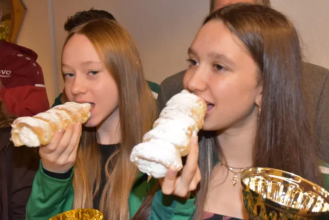Galanacht des Schützeneins Pabneukirchen. 60 Jahre Schützenverein. Ehrung der Staats-, Landes und Ortsmeister 2025. Bäckerei Aschauer spendete 100 Schaumrollen.  | Foto: Zinterhof