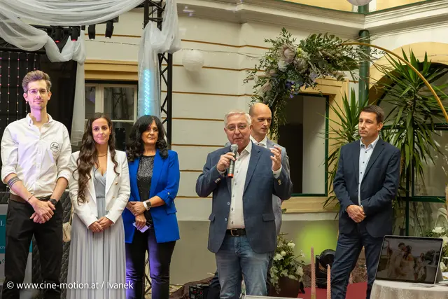 Moritz Grasser, Petra Haumer, Anita Pazderka, Bürgermeister Herbert Werner (am Micro), Stefan Breyer Obmann und Peter Schenzel vom Standesamt (vlnr). | Foto: www.cine-motion.at / Ivanek