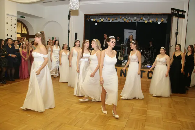 Eröffnungstanz der Absolventinnen und Absolventen.