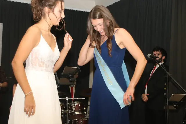 Übergabe der Absolventenschärpe.