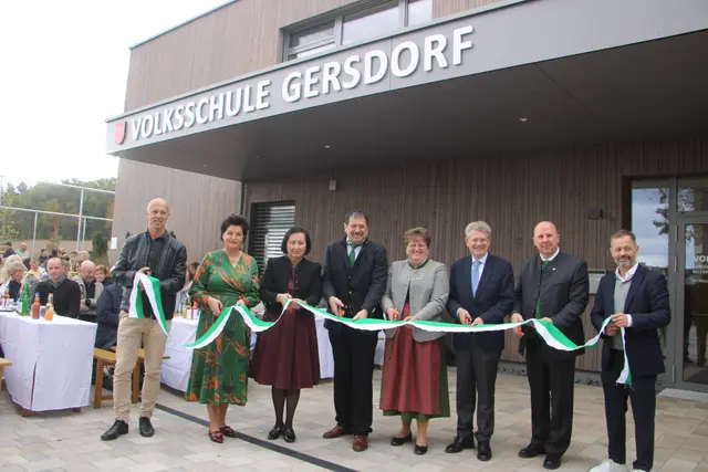 Gersdorf an der Feistritz Bürgermeister Erich Prem (4.v.l.) inmitten der Ehrengäste beim Durchschneiden des Bandes. | Foto: Josef Hofmüller
