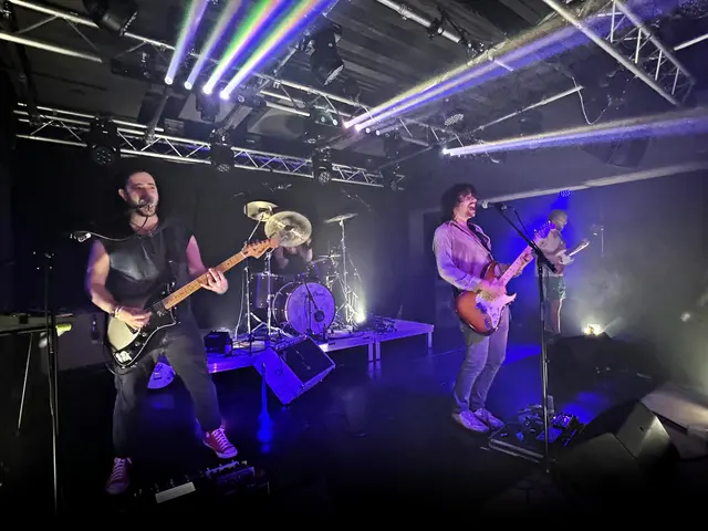 Mother’s Cake packten ihr Set in voller Wucht auf die Bühne. v.l.n.r.: Paolo Valente, Florian Kastenberger versteckt hinter den Drums, Yves Krismer, Benedikt Trenkwalder.