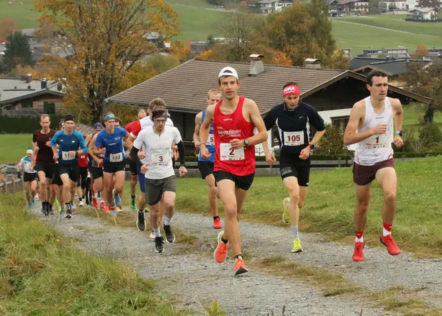 Die schnellsten Herren drückten vom Start weg aufs Tempo: Samuel Demetz (Nr. 1) siegte vor Jakob Stenzel (Nr. 105) und Anian Stelzmüller (Nr. 2). | Foto: Habison