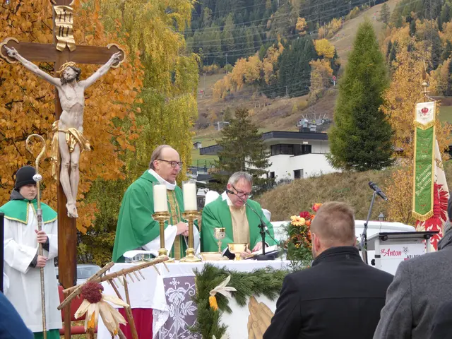 Bischof Hermann Glettler zelebrierte gemeinsam mit Pfarrer Attila Simon den Dankgottesdienst. 