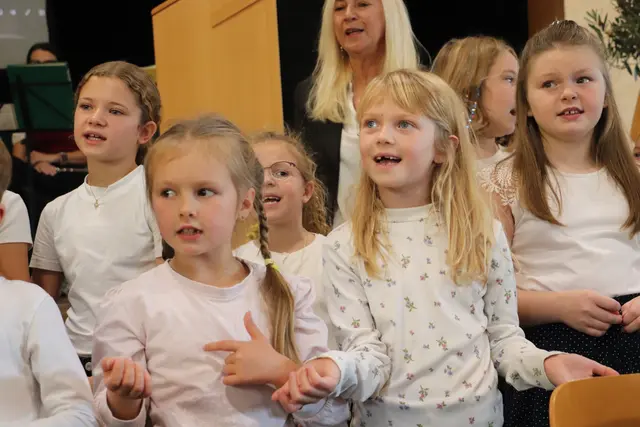 Eine Premiere war auch der gemeinsame Auftritt von Schülern der VS Zwaring-Pöls und Dobl, die das Lied "Welcome everybody unter der Leitung der Gemeindeschwester Maria sangen.  | Foto: Edith Ertl