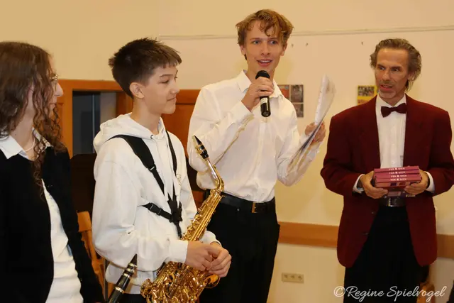Fleißiges Üben gehört belohnt. Für positive Prüfungsergebnisse wurden von Jugendreferent Florentin Reichert Urkunden an die Nachwuchsmusiker überreicht. Darüber freuten sich Amelie Imre, Katharina Rehn, Patrick Seiser und Leon Kadensky. 