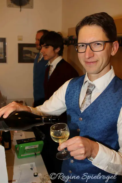 ... der gemischte Satz an der Sektbar. ergänzte den gemischten Satz für die Ohren.