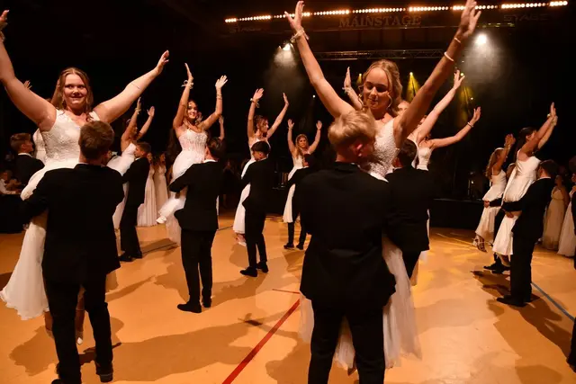 Bezaubernde Polonaise beim 59. Maturaballes des BORG Murau in der WM Halle. | Foto: Anita Galler