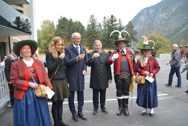 Bei der Schlüsselübergabe in Nassereith musste natürlich auch angestoßen werden. | Foto: Perktold