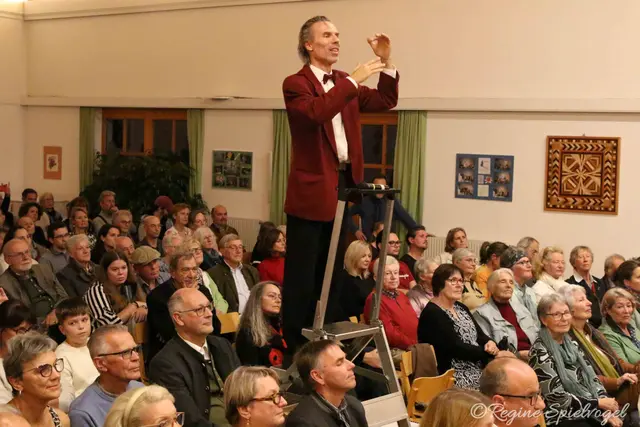 Eine Leiter wurde kurzerhand zum Dirigentenpult für Kapellmeister Wolfgang Jakesch.