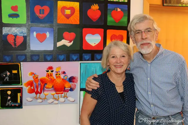 Doris und Gerhard Kapusta vor den bunten Bildern der Künstlerin.