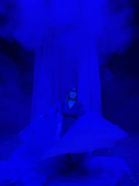 Die Nacht wacht über das Geschehen – gespielt von Hildegard Reitberger. | Foto: Stadttheater Kufstein