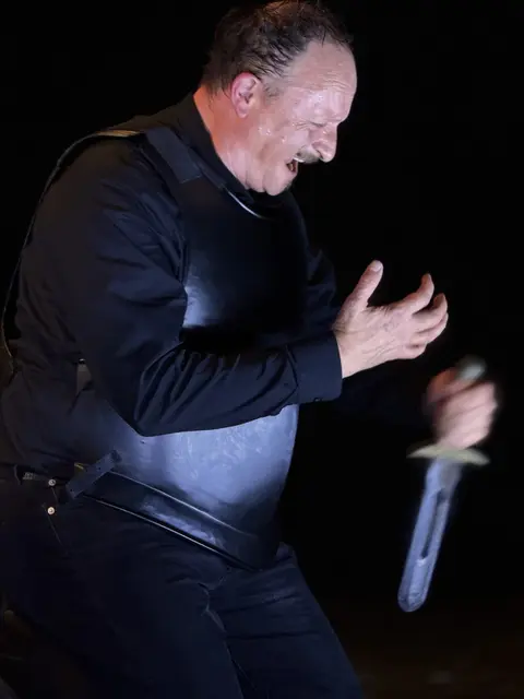 Amphitryon, gespielt von Gunther Hölbl – zwischen Zweifel und Zorn. | Foto: Stadttheater Kufstein