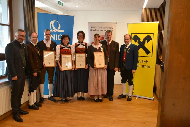 Mitglieder des TV Edelweiß Mieming und der TG Fiss erhielten die silbernen und das goldene Ehrenzeichen. | Foto: Stefanie Plank